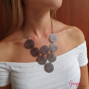 Collar Metálico Plateado con Aretes