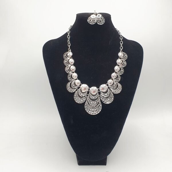 Collar Metálico Plateado Envejecido
