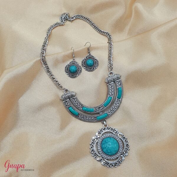 Collar Metálico Plateado con Aretes
