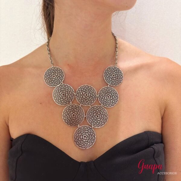 Collar Metálico Plateado con Aretes