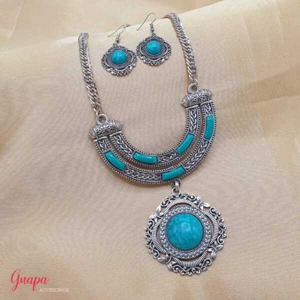 Collar Metálico Plateado con Aretes